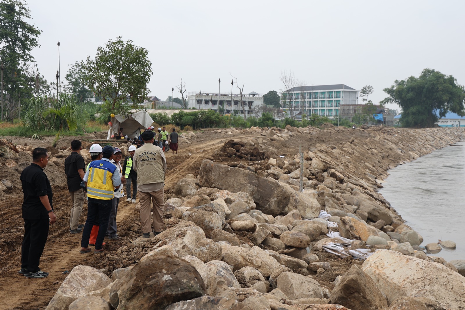 Tim Satgas PRR Aceh meninjau revetment pengaman Sungai Krueng Samalanga di Samalanga, Bireuen