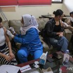 Petugas menyuntikkan vaksin HPV kepada warga dalam layanan vaksinasi di Jawa Tengah