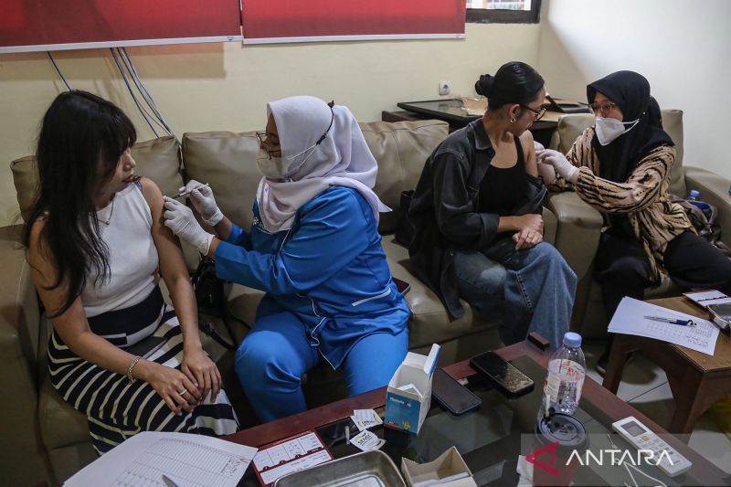 Petugas menyuntikkan vaksin HPV kepada warga dalam layanan vaksinasi di Jawa Tengah