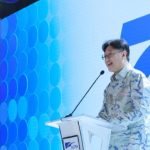 Penerima penghargaan generasi muda inspiratif di atas panggung