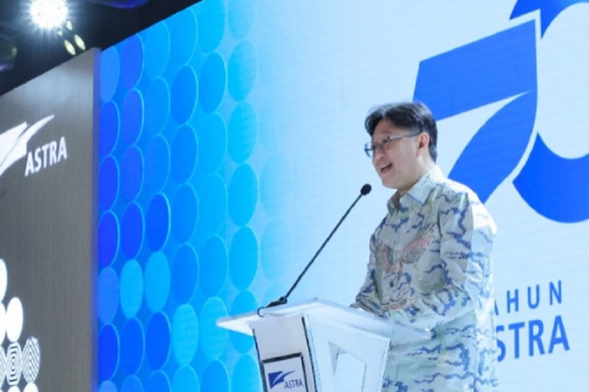 Penerima penghargaan generasi muda inspiratif di atas panggung