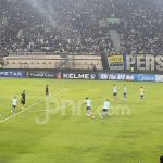 Pemain Persib menjalani pemanasan menjelang pertandingan