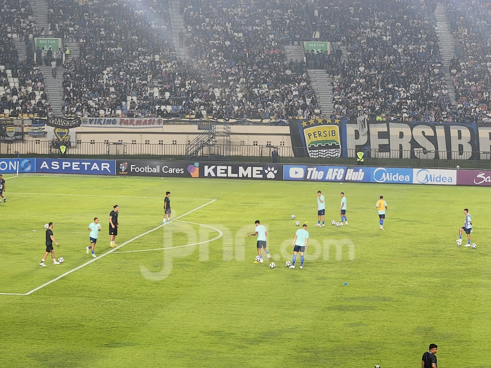 Pemain Persib menjalani pemanasan menjelang pertandingan