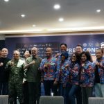 Perenang bersiap menyeberangi selat dalam gerakan peduli pesisir