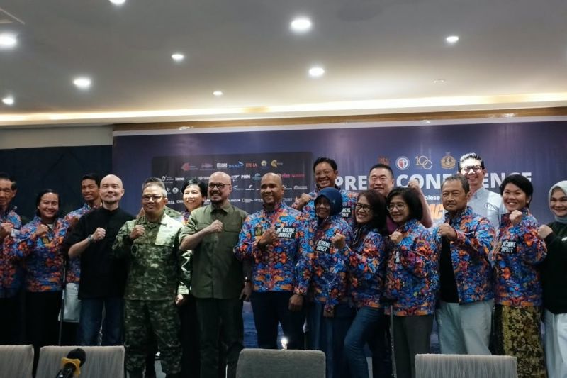 Perenang bersiap menyeberangi selat dalam gerakan peduli pesisir