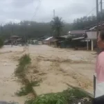 Air banjir merendam permukiman Kampung Badak di Gayo Lues hingga sepinggang orang dewasa