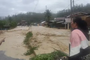 Air banjir merendam permukiman Kampung Badak di Gayo Lues hingga sepinggang orang dewasa