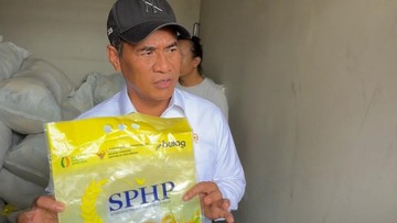 Menteri Pertanian Amran Sulaiman berbicara dalam sebuah acara, dengan latar spanduk kegiatan pertanian