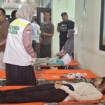 Petugas menyiapkan makanan bergizi gratis untuk siswa