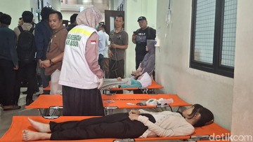Petugas menyiapkan makanan bergizi gratis untuk siswa