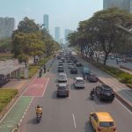 Jalanan ramai dengan mobil dan sepeda motor di Jakarta