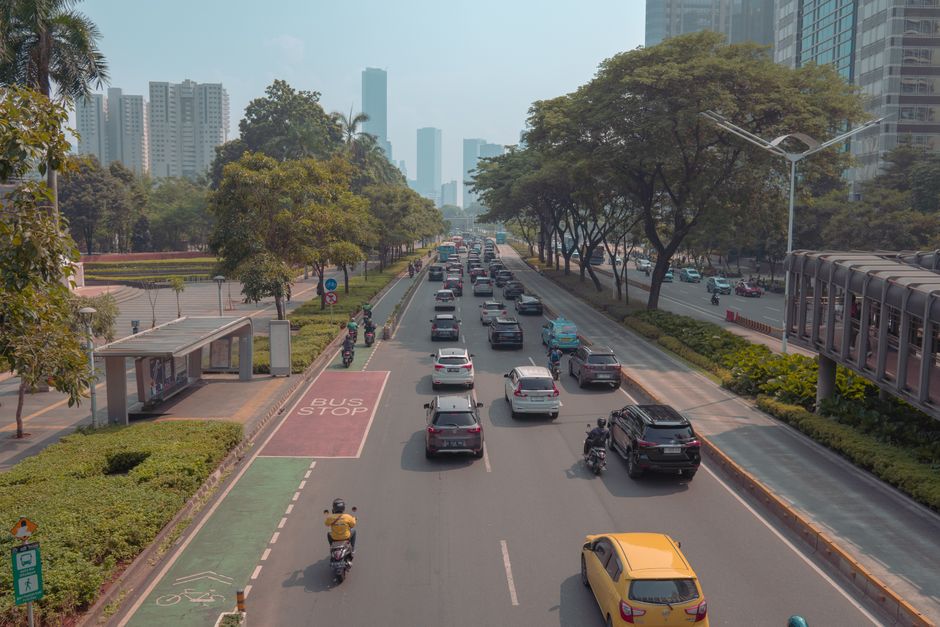 Jalanan ramai dengan mobil dan sepeda motor di Jakarta