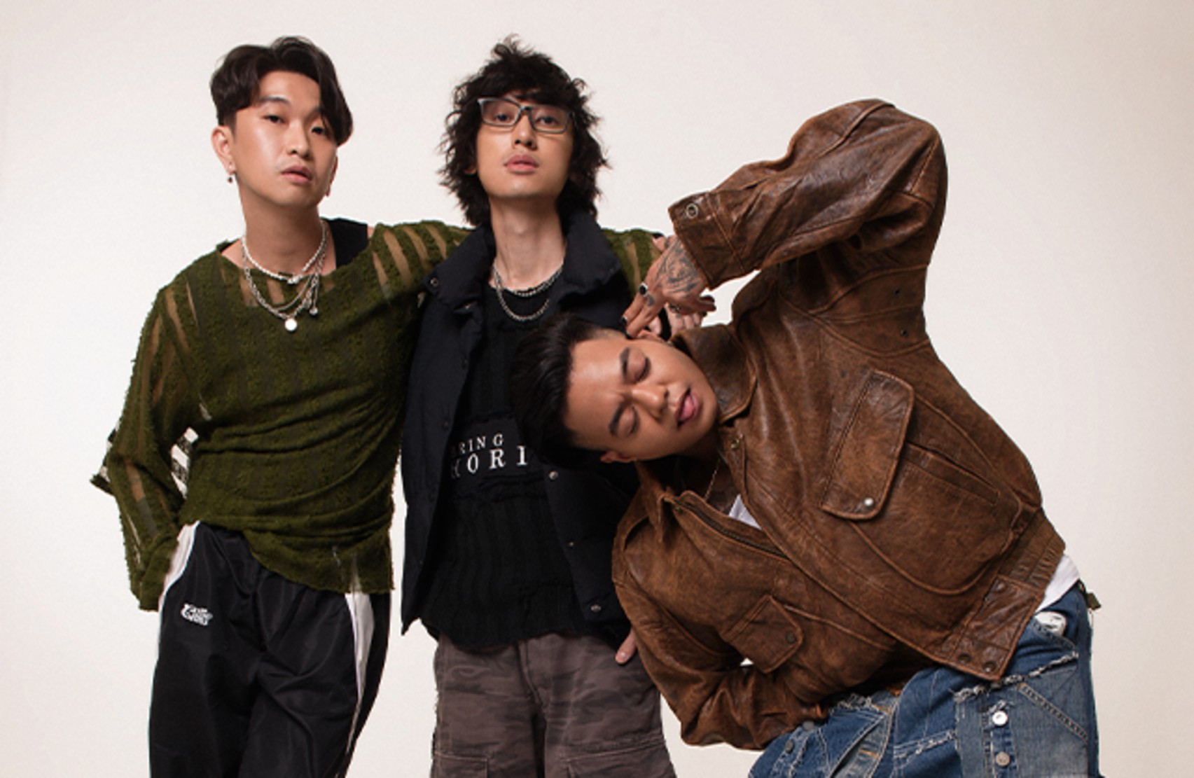 Grup musik Weird Genius tampil di atas panggung dengan pencahayaan konser