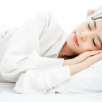 Ilustrasi seseorang tidur nyenyak sebagai bagian dari kebiasaan sehat menjaga organ tubuh