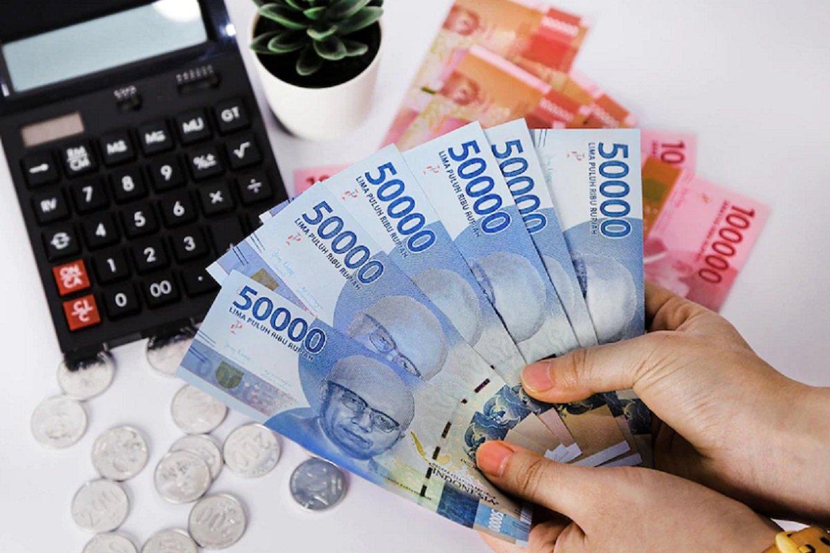Rupiah Ditutup Melemah ke Rp18.135 per Dolar AS, Sentimen Minyak dan Fiskal Membayangi