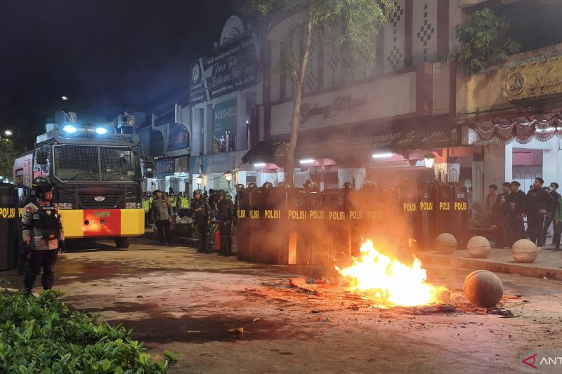Aparat kepolisian berjaga di kawasan Malioboro Yogyakarta saat kericuhan malam hari