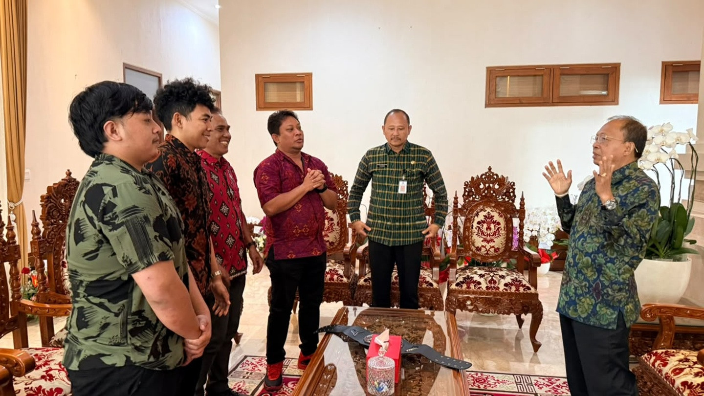 Tiga bartender Bali bersama Gubernur Bali Wayan Koster