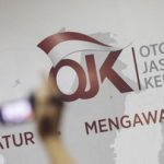 Struk pembayaran disusun membentuk kata TAX di atas latar biru muda dengan mesin EDC