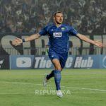 Penyerang Persib merayakan gol ke gawang Melbourne Victory di stadion