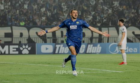 Penyerang Persib merayakan gol ke gawang Melbourne Victory di stadion
