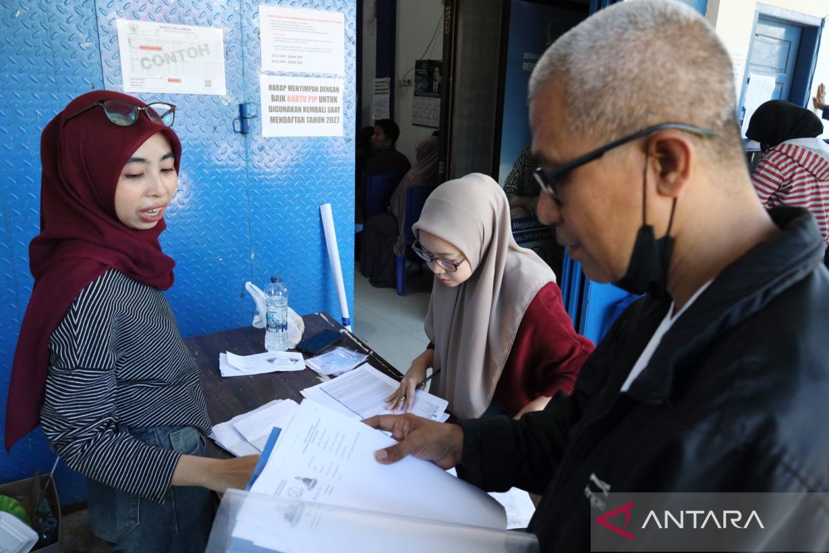 Perwakilan orang tua siswa melengkapi berkas saat penerimaan dana PIP di Mamuju, Sulawesi Barat, 31 Juli 2026 (ANTARA