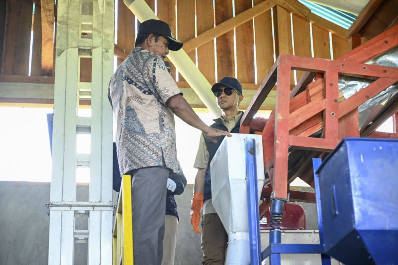 Menteri Transmigrasi dalam kegiatan di kawasan transmigrasi