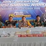 Para siswa SMP Negeri 2 Takengon berseragam putih melaksanakan salat Zuhur berjamaah di musala sekolah