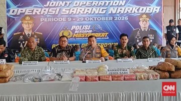 Para siswa SMP Negeri 2 Takengon berseragam putih melaksanakan salat Zuhur berjamaah di musala sekolah