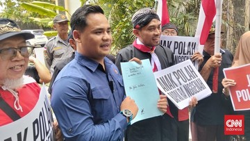Warga berkumpul di depan rumah di Solo