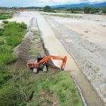 Alat berat melakukan normalisasi sungai yang terdampak banjir di Aceh Tenggara