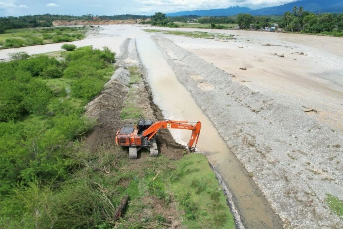 Alat berat melakukan normalisasi sungai yang terdampak banjir di Aceh Tenggara