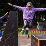 Penggemar parkour melompati rintangan di lapangan olahraga