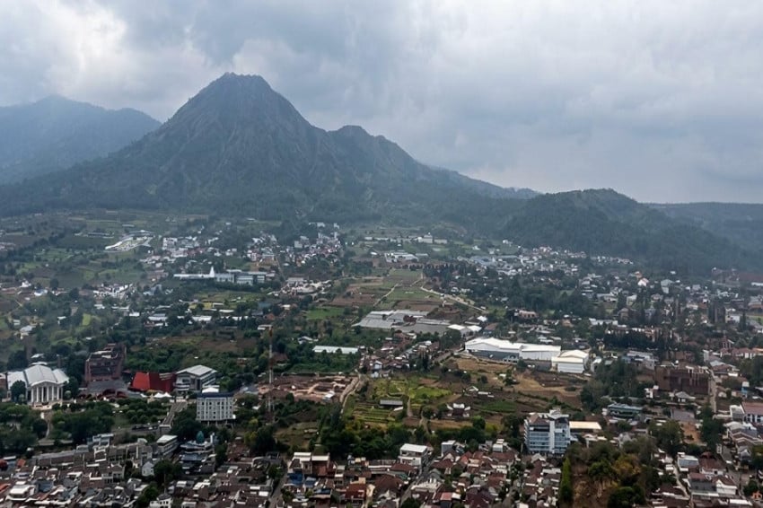 Padamkan Karhutla, BNPB Gelar OMC Tebar 1 Ton NaCL di Langit Jatim