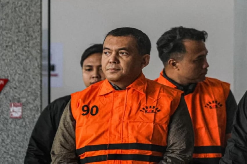 Silmy Karim berjalan di kawasan pengadilan dengan pengawalan petugas