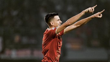 Penyerang Persija Jakarta Alexander Jeremejeff mencetak gol di Super League