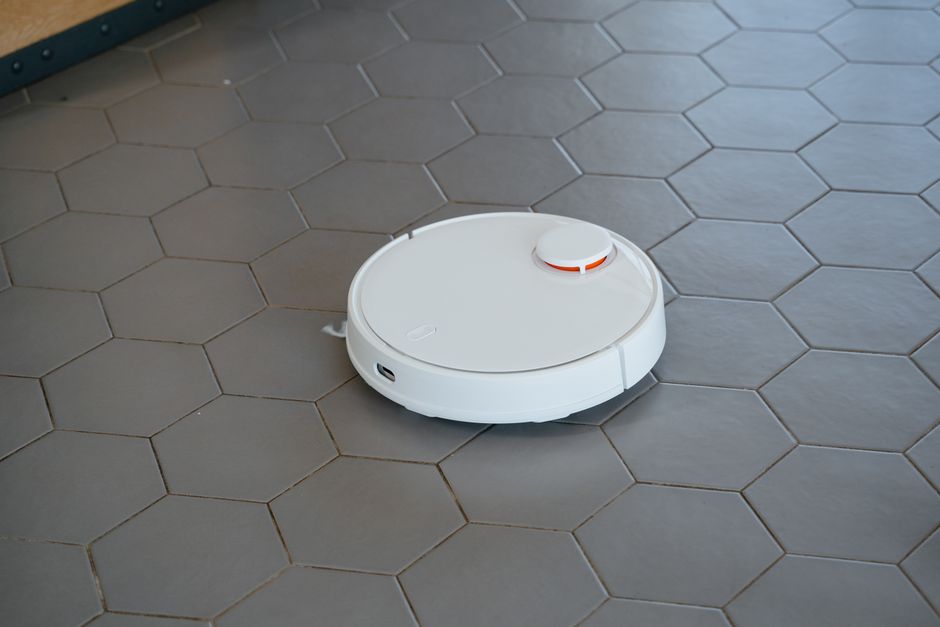 Robot vacuum di lantai rumah