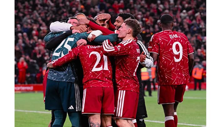 Pemain Liverpool merayakan kemenangan adu penalti atas Chelsea di Piala Liga
