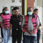 Tersangka kasus dugaan korupsi pembangunan jembatan hutan mangrove Kota Langsa saat proses penahanan
