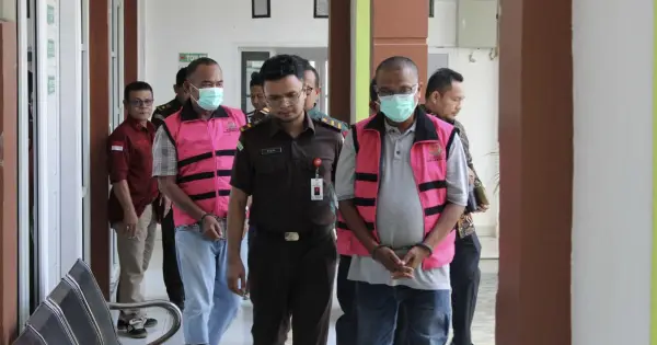 Tersangka kasus dugaan korupsi pembangunan jembatan hutan mangrove Kota Langsa saat proses penahanan
