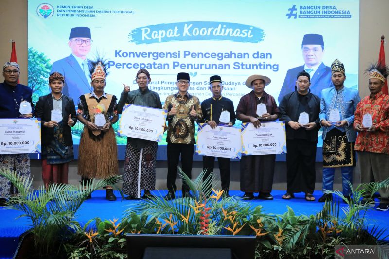 Penyerahan penghargaan Desa Berkinerja Baik atas upaya pencegahan dan penurunan stunting