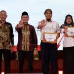 Para penerima penghargaan desa antikorupsi memegang piagam