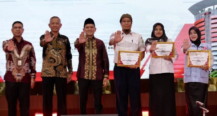 Para penerima penghargaan desa antikorupsi memegang piagam