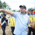 Wakil Ketua Komisi VI DPR Andre Rosiade saat meninjau penanganan pascabanjir di Padang