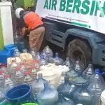 Petugas menyalurkan air bersih dengan mobil tangki ke desa terdampak kekeringan