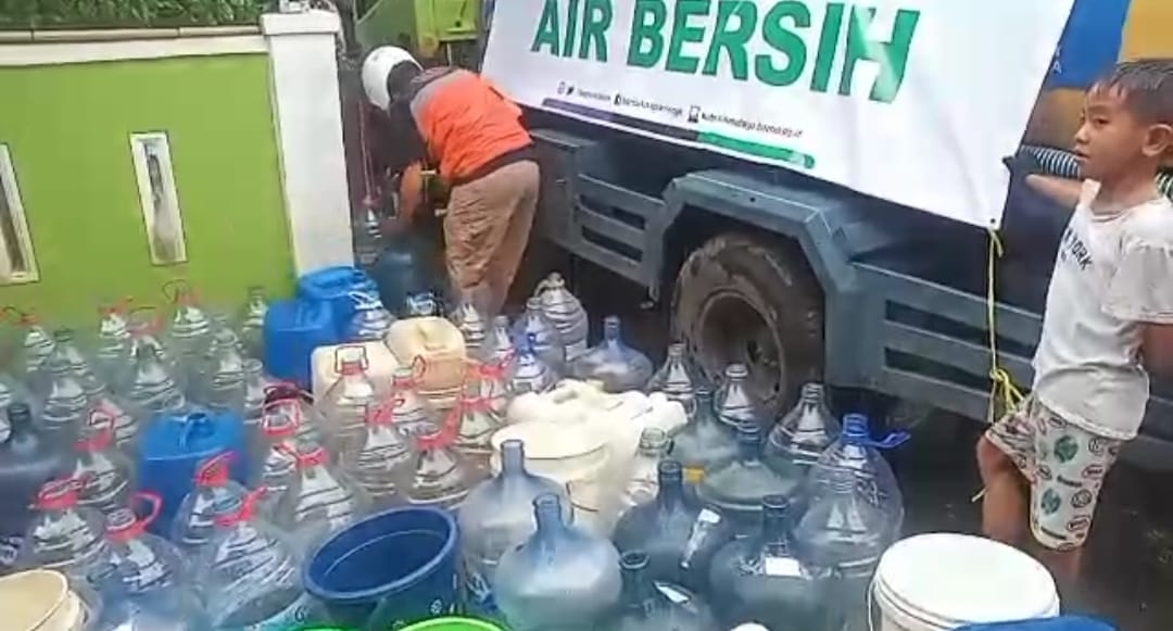 Petugas menyalurkan air bersih dengan mobil tangki ke desa terdampak kekeringan
