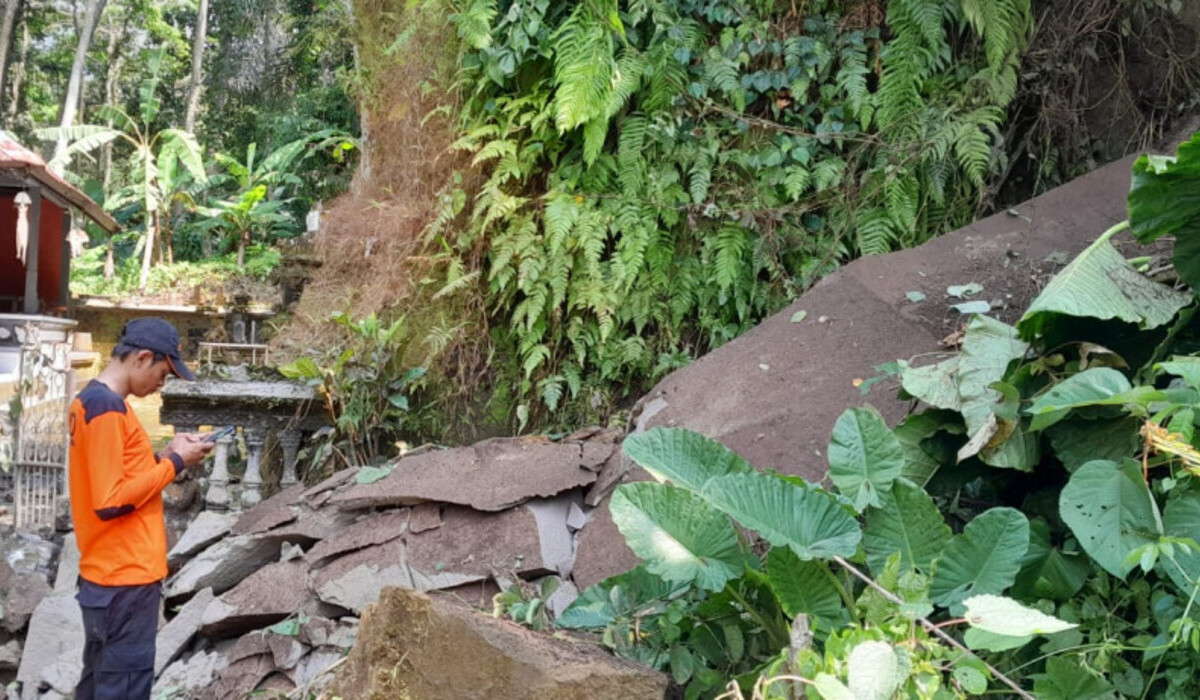 Jalan tertutup lumpur di Kabupaten Badung setelah hujan deras