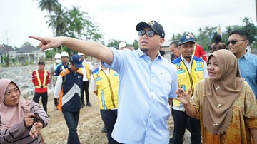Wakil Ketua Komisi VI DPR Andre Rosiade saat meninjau penanganan pascabanjir di Padang
