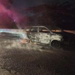 Minibus yang terbakar di ruas Tol Jagorawi Km 33 arah Bogor dengan petugas pemadam di lokasi