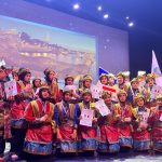 Pelajar penari dalam kostum tari tradisional di festival folklore Paris