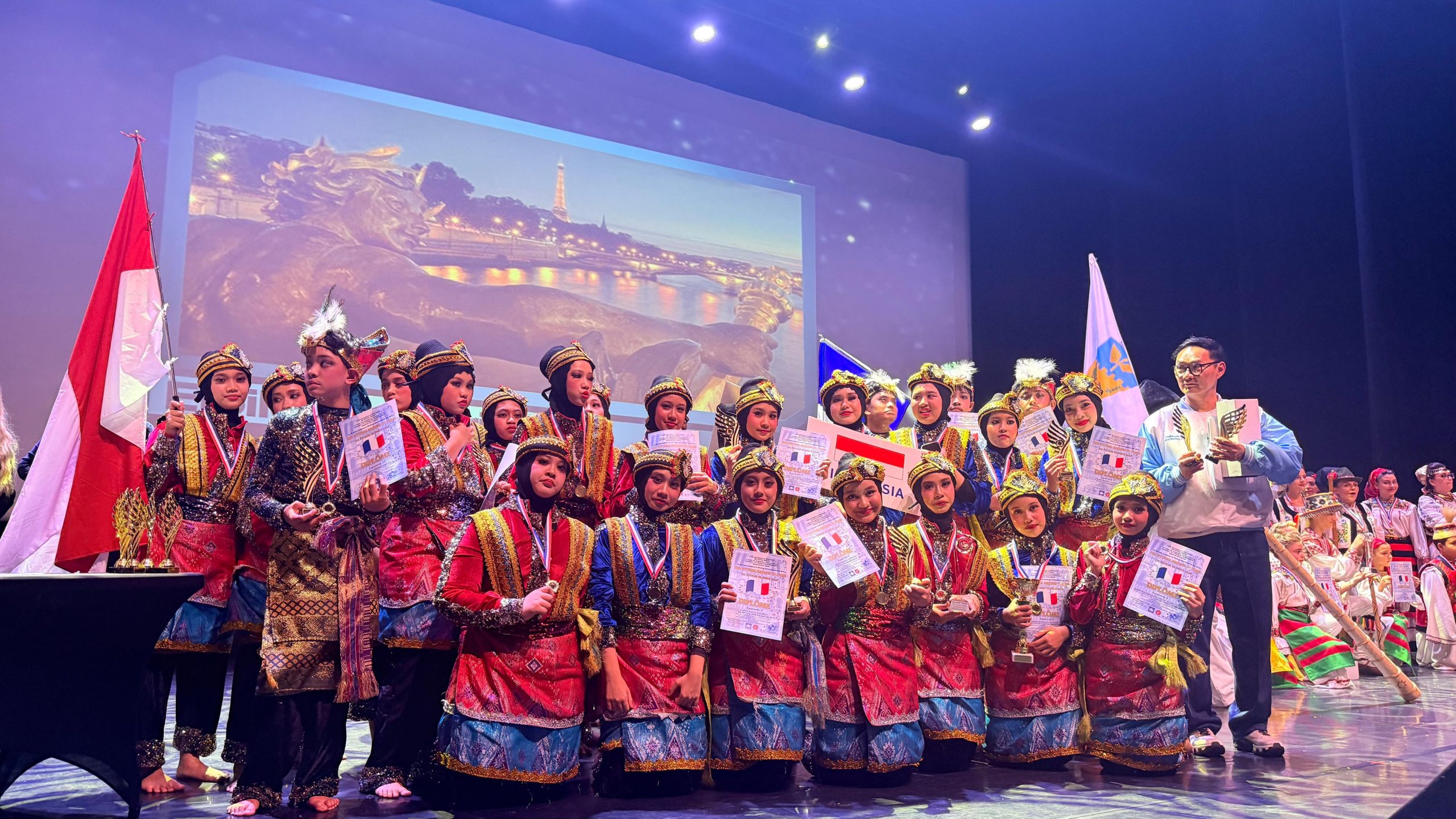 Pelajar penari dalam kostum tari tradisional di festival folklore Paris